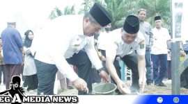 Caption: Wakil Bupati Asahan, Taufik Zainal Abidin Siregar saat melakukan peletakan batu pertama pembangunan Pondok Pesantren Tahfidzul Qur'an (Foto/IR) 