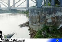 Caption: Terlihat Abutmen Jembatan Gantung Pasie Meurapat Kecamatan Kluet Selatan Terancam Ambruk Akibat Abrasi (Foto/AE). 