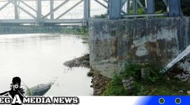 Caption: Terlihat Abutmen Jembatan Gantung Pasie Meurapat Kecamatan Kluet Selatan Terancam Ambruk Akibat Abrasi (Foto/AE). 