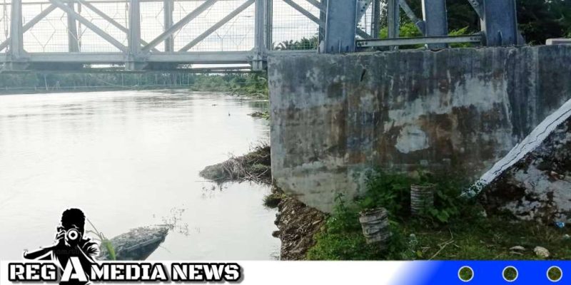 Caption: Terlihat Abutmen Jembatan Gantung Pasie Meurapat Kecamatan Kluet Selatan Terancam Ambruk Akibat Abrasi (Foto/AE). 