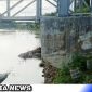 Caption: Terlihat Abutmen Jembatan Gantung Pasie Meurapat Kecamatan Kluet Selatan Terancam Ambruk Akibat Abrasi (Foto/AE). 