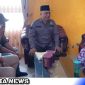 Caption: Ketua KPU Pamekasan Mohammad Halili saat memverifikasi salah satu sampling dukungan untuk calon anggota DPD Provinsi Jatim  di Desa Larangan Tokol, Tlanakan, Pamekasan (Foto/Sh) 
