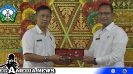 Caption: Kepala BNNP Aceh dan Sekda Aceh Selatan Saat Penyerahan Cendra Mata (Foto/AE). 