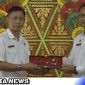Caption: Kepala BNNP Aceh dan Sekda Aceh Selatan Saat Penyerahan Cendra Mata (Foto/AE). 