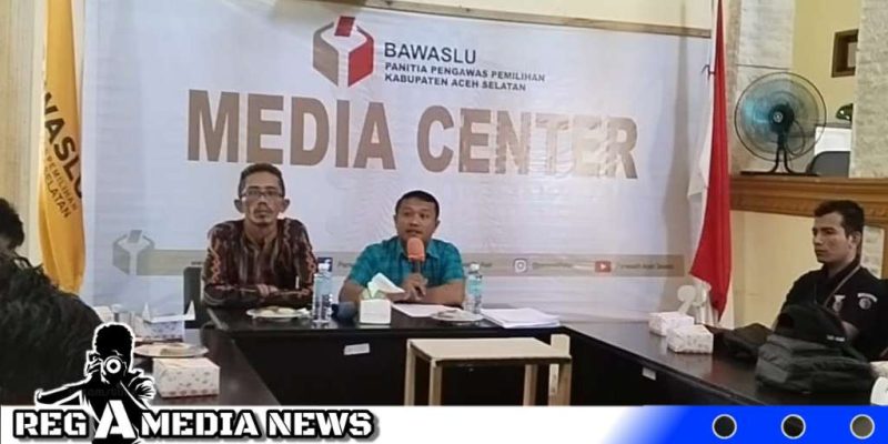 Caption: saat Konferensi Pers yang berlangsung di Aula Media Center Bawaslu Aceh Selatan (foto/AE) 