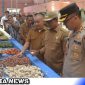 Caption: Bupati Aceh Selatan Tgk.Amran bersama forkopimda Aceh Selatan saat melakukan pengecekan di pasar inpres (Foto/AE). 