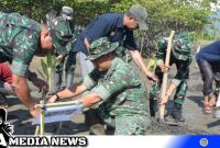 Caption: Penanaman pohon Mangrove secara serentak, Kodim 0107/Aceh Selatan (foto/AE). 