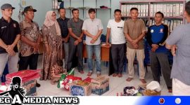 Caption: Camat Kluet saat salurkan bantuan kepada empat orang warga yang menjadi korban (Foto/AE). 