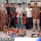 Caption: Camat Kluet saat salurkan bantuan kepada empat orang warga yang menjadi korban (Foto/AE). 