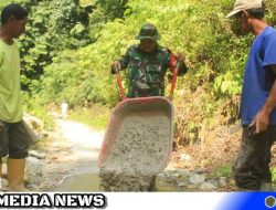 Dengan Penuh Semangat, Babinsa Samadua Bersama Warga Bangun Jalan Tani