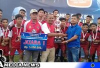 Caption: Pis Media Football Academy
saat Menerima Piala Muslim Ayub (foto/AE). 