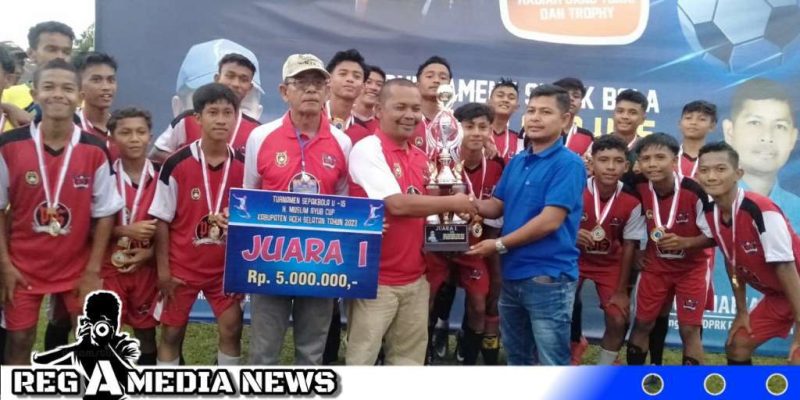 Caption: Pis Media Football Academy
saat Menerima Piala Muslim Ayub (foto/AE). 
