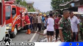 Caption: Sejumlah warga Air Berudang terlihat dilokasi membantu memadamkan api (foto/AE). 