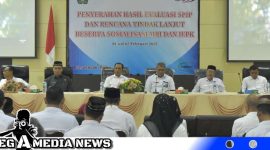 Caption: penyerahan hasil evaluasi SPIP (foto/amr) 