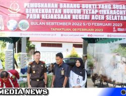 Kejari Aceh Selatan Musnahkan Barang Bukti dan Barang Rampasan