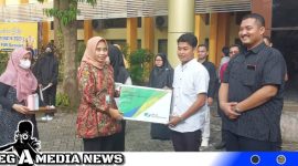 Caption: Kepala BPJS Ketenagakerjaan Madura serahkan kartu kepesertaan BPJS, (dok. regamedianews).