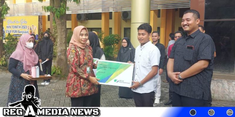 Caption: Kepala BPJS Ketenagakerjaan Madura serahkan kartu kepesertaan BPJS, (dok. regamedianews).
