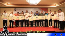 Caption: penyerahan bantuan secara simbolis oleh Ditjen Bina Adwil, (dok. regamedianews).