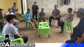 Caption: Jumat Curhat, Kapolres Gorontalo Utara bersama warga Desa Bulalo, (dok. Yusrianto Regamedianews).