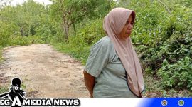 Caption: salah satu warga saat melewati jalan rabat beton di Desa Kamondung, (dok. regamedianews).