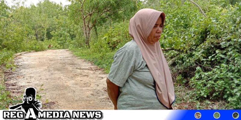 Caption: salah satu warga saat melewati jalan rabat beton di Desa Kamondung, (dok. regamedianews).