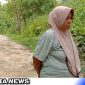 Caption: salah satu warga saat melewati jalan rabat beton di Desa Kamondung, (dok. regamedianews).