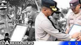 Caption: Kapolres Sampang saat menyerahkan reward kepada dua anggotanya, (dok. regamedianews).