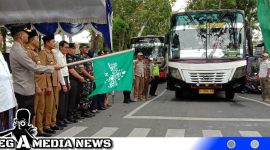Caption: Kapolres Sampang melepas keberangkatan warga Sampang ke Sidoarjo, (dok. regamedianews).