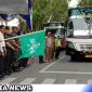 Caption: Kapolres Sampang melepas keberangkatan warga Sampang ke Sidoarjo, (dok. regamedianews).
