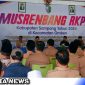 Caption: Bupati Sampang menyampaikan sambutannya saat Musrenbang RKPD 2024 di Pendopo Kecamatan Omben, (dok. regamedianews).