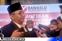 Caption: Ketua Bawaslu Bangkalan Mustain Saleh saat diwawancara awak media, (dok. regamedianews).