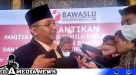 Caption: Ketua Bawaslu Bangkalan Mustain Saleh saat diwawancara awak media, (dok. regamedianews).