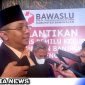 Caption: Ketua Bawaslu Bangkalan Mustain Saleh saat diwawancara awak media, (dok. regamedianews).