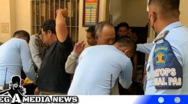 Caption: petugas Lapas Narkotika Pamekasan saat geledah sejumlah napi, (dok. regamedianews).