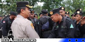 GP Ansor Hadiahi Kapolres Bangkalan Pedang Berlapis Emas