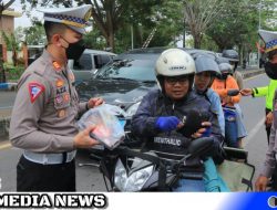 Ops Keselamatan, Satlantas Polres Bangkalan Berbagi Jas Hujan