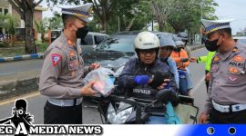 Caption: Satlantas Polres Bangkalan bagikan jas hujan kepada pengendara roda dua, (dok. regamedianews).
