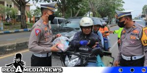 Ops Keselamatan, Satlantas Polres Bangkalan Berbagi Jas Hujan