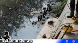 Caption: tampak pekerja proyek tengah berada di kali pembuangan lumpur, (dok. regamedianews).