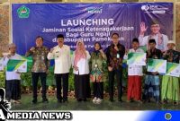 Caption: simbolis penyerahan Jaminan Sosial Ketenagakerjaan kepada guru ngaji, (dok. regamedianews).
