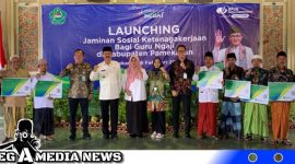 Caption: simbolis penyerahan Jaminan Sosial Ketenagakerjaan kepada guru ngaji, (dok. regamedianews).