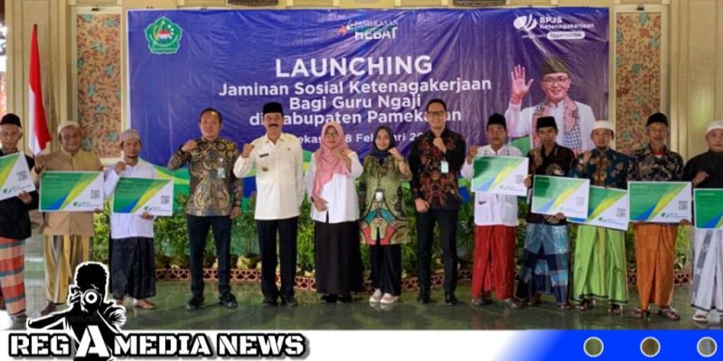 Caption: simbolis penyerahan Jaminan Sosial Ketenagakerjaan kepada guru ngaji, (dok. regamedianews).