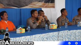 Caption: Kapolres Sampang saat menyikapi curhatan warga Pangarengan, (dok. regamedianews).