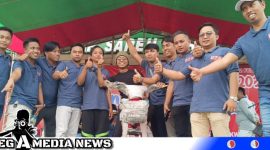 Caption: anggota Komunitas Wartawan Bangkalan saat penyerahan doorprize, (dok. regamedianews)