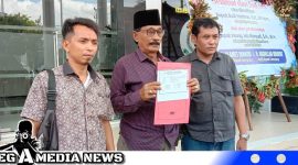 Caption: Penggagas GKS tunjukkan tanda terima laporan dari Kejari Sampang, (dok. regamedianews).