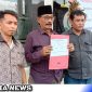 Caption: Penggagas GKS tunjukkan tanda terima laporan dari Kejari Sampang, (dok. regamedianews).