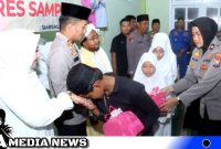 Caption: Kapolres Sampang AKBP Siswantoro saat memberikan santunan anak yatim piatu, (dok. regamedianews).
