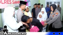 Caption: Kapolres Sampang AKBP Siswantoro saat memberikan santunan anak yatim piatu, (dok. regamedianews).