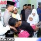 Caption: Kapolres Sampang AKBP Siswantoro saat memberikan santunan anak yatim piatu, (dok. regamedianews).