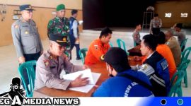 Caption: tampak sejumlah personel Polres Sampang, Kodim 0828, Dishub dan BPBD berada  di posko penanganan bencana alam, (dok. regamedianews).
